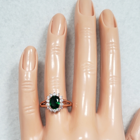 18k Rose Gold Emerald Ring - Picture 7 of 8